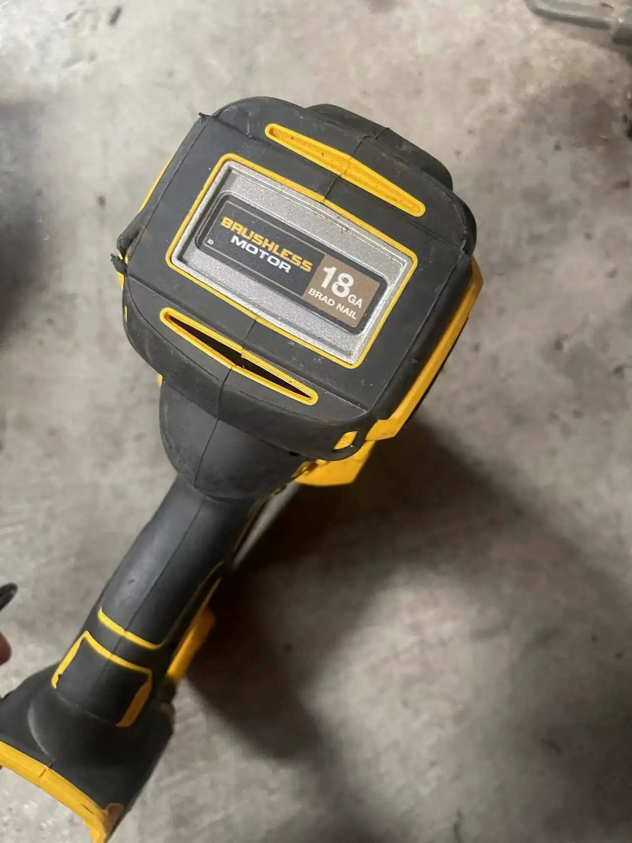 DeWalt DCN680 20-вольтовый беспроводной 18-калибрный гвоздезабивной станок (только инструмент). Б/у DeWalt DCN680 20-вольтовый беспроводной