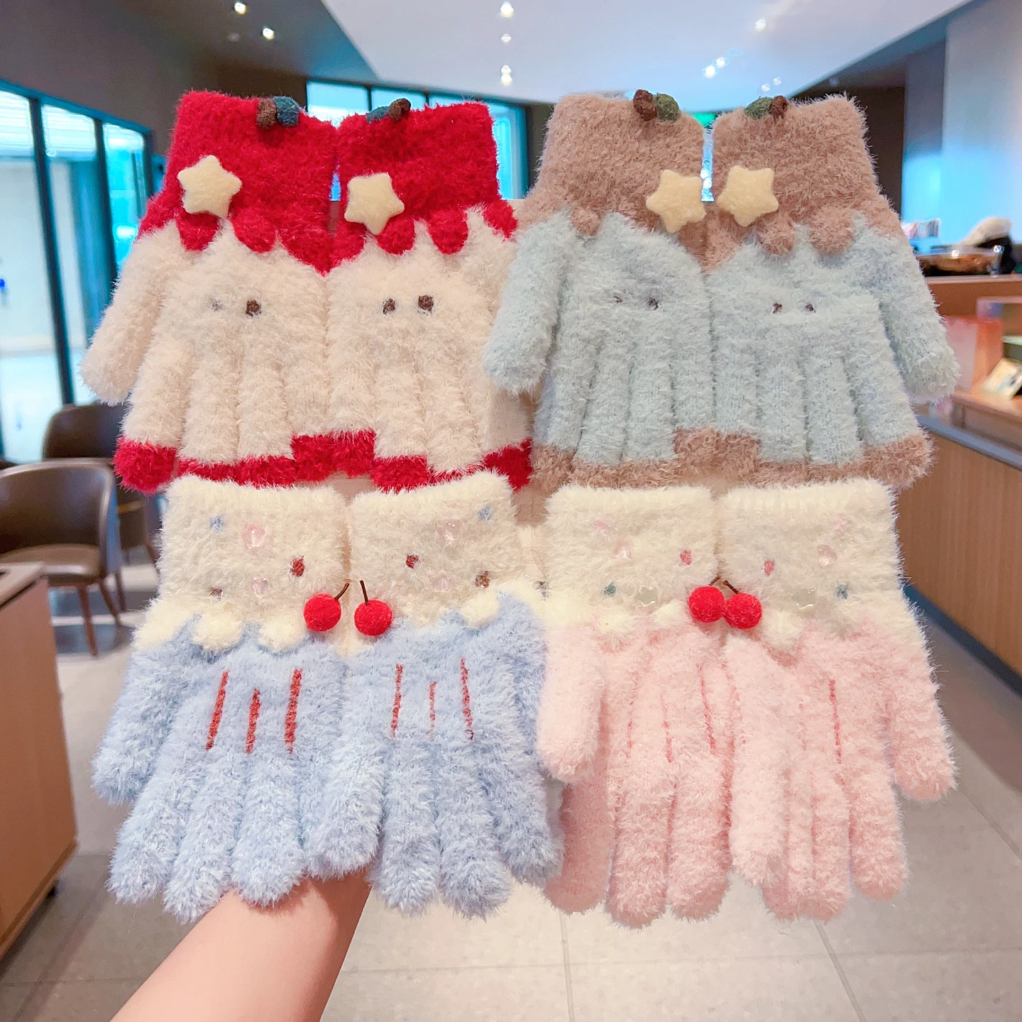 Niedliche Cartoon-Kinderhandschuhe mit Vollfinger-Plüsch, Kirsch-, Geweih- und Stern-Dekor, flauschige gestrickte Handschuhe aus Kunstnerz, warme Winter-Mittens für Mädchen – Detail 5