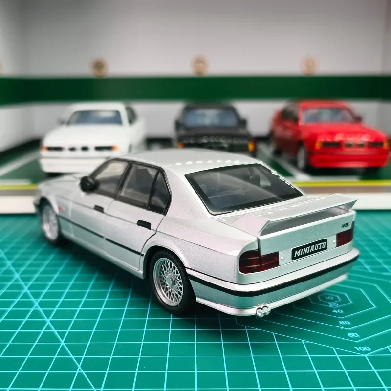 Simulation 1:24 Scale M5 Alloy Car Model Collection Metal Toy Vehicle Miniature Voiture Ornament Birthday Gift Boyfriend
