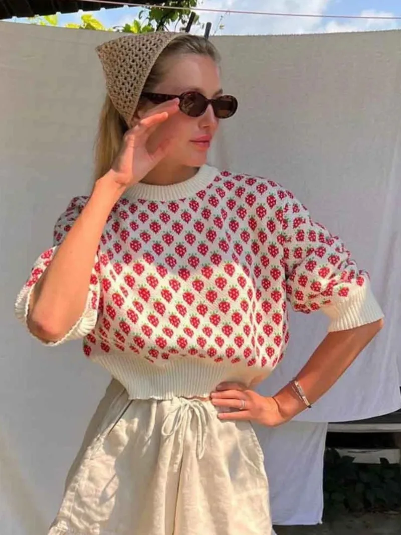 

Round-neck pullover sweater, new spring style, strawberry jacquard sweater, European and American style, short sweater for women