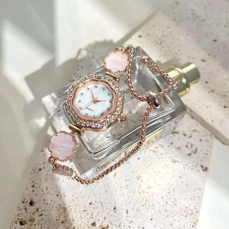 New Fashion Women's Niche Minimalist Temperament Flower Bracelet Watch Female Elegant Simple Flower Bracelet Quartz Wristwatches