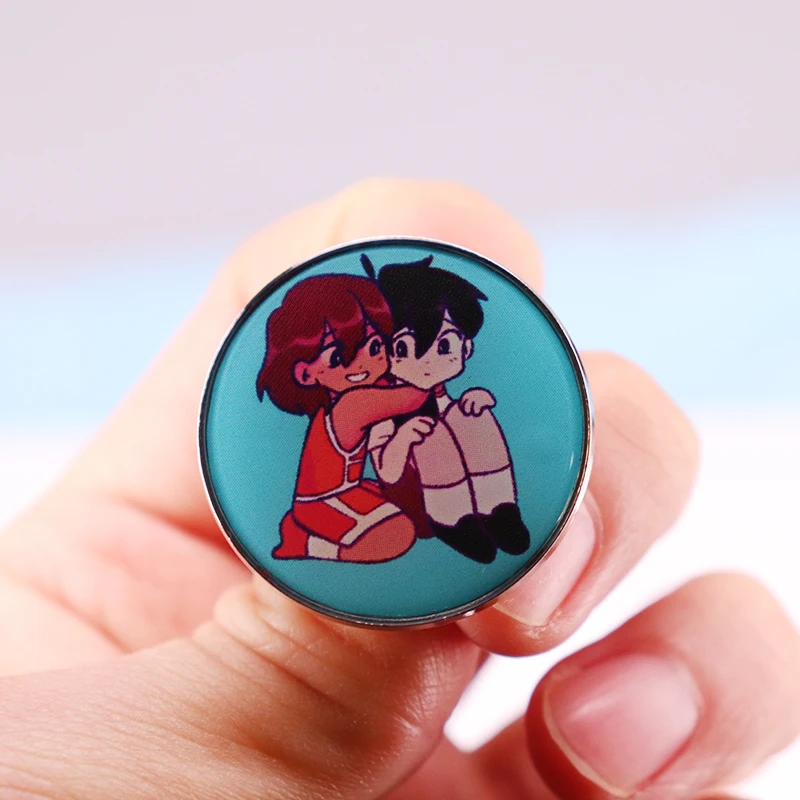 Omori قل ومشمس المينا دبوس زر الكرتون شارة لعبة الرعب مجوهرات اكسسوارات