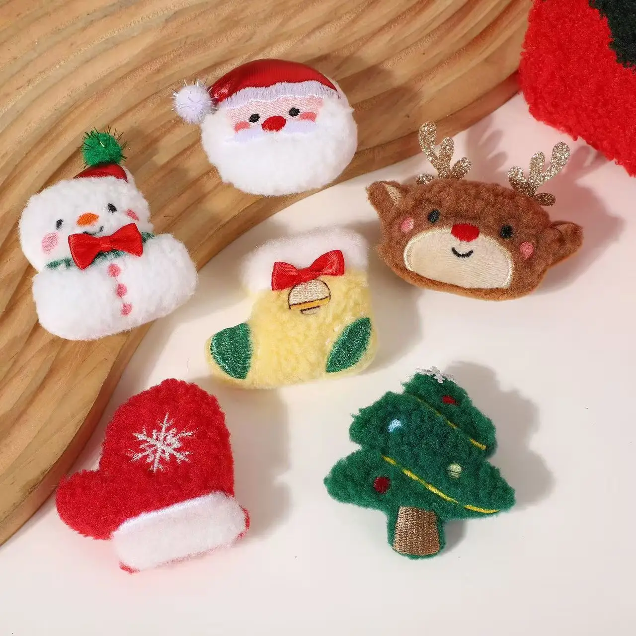 6 Pcs Christmas Plush Brooch Versatile Bag Accessories Gloves Clothing Decoration