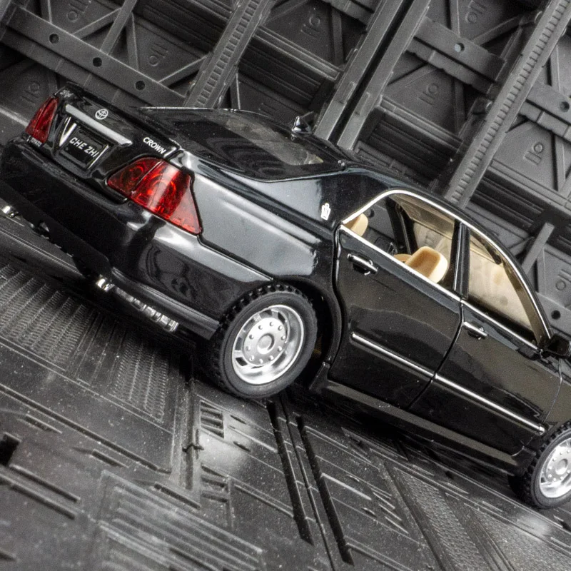 1:32 Decoración de modelo de coche de aleación Toyota Crown de 12. a generación, puertas y capó de motor, el maletero se puede abrir tiene sonido y iluminación