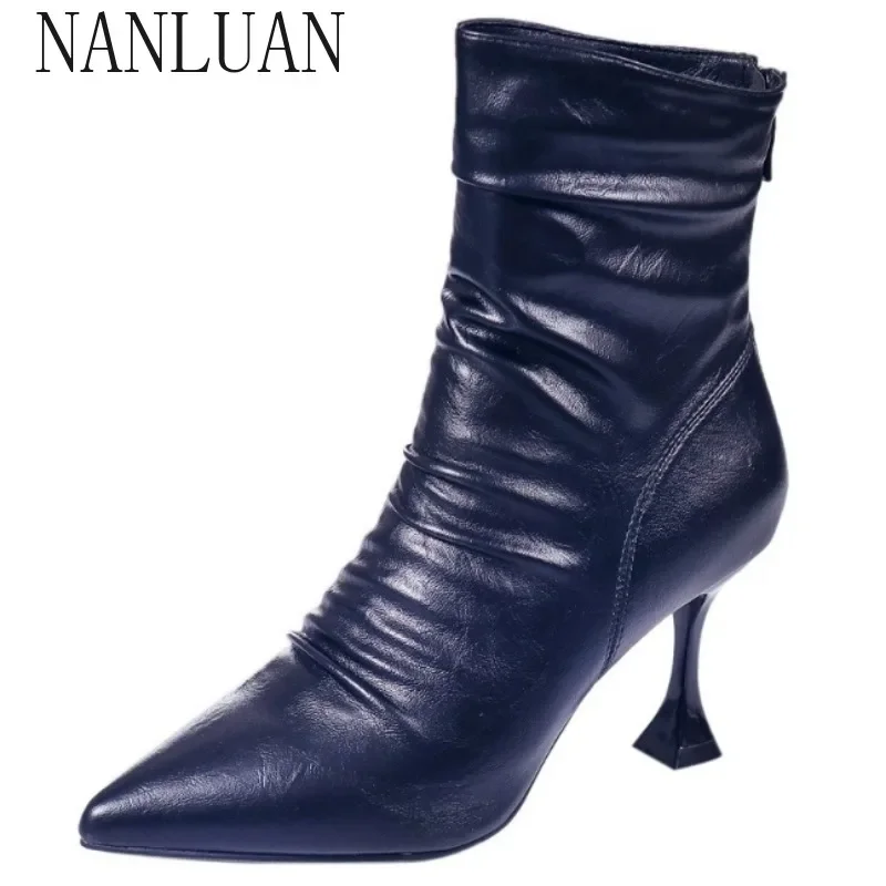 

2024 Boutique Winter Fashion Pointed Solid Leather Face Fine Heel Back Zipper Versatile Comfortable and Warm Women's Naked Boots