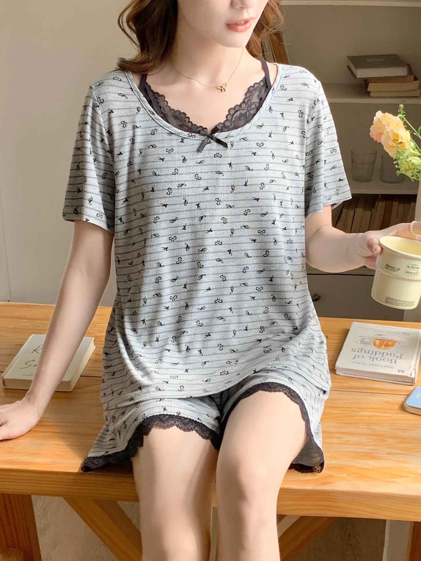 甘いレーストリムモーダル薄い半袖夏のパジャマセット女性のショートパンツホーム服快適な通気性のあるナイトガウン