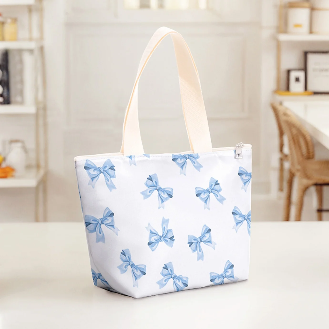 Light Blue Bow Print Thermal Insulated Lunch Tote Bag, Lightweight Reusable Food Carry Bag For Daily Outdoor Use