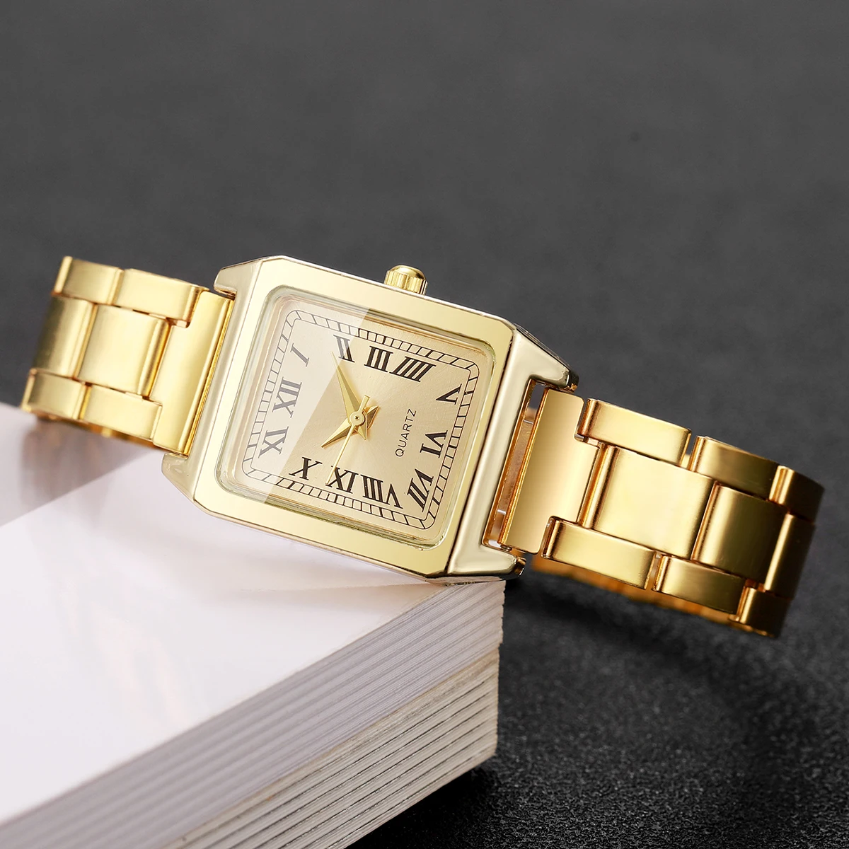 1Pcs Women's Gift Watch Fashion Casual Square Roman Scale Dial Trendy Temperament Quartz Watch ( Box Not Included)