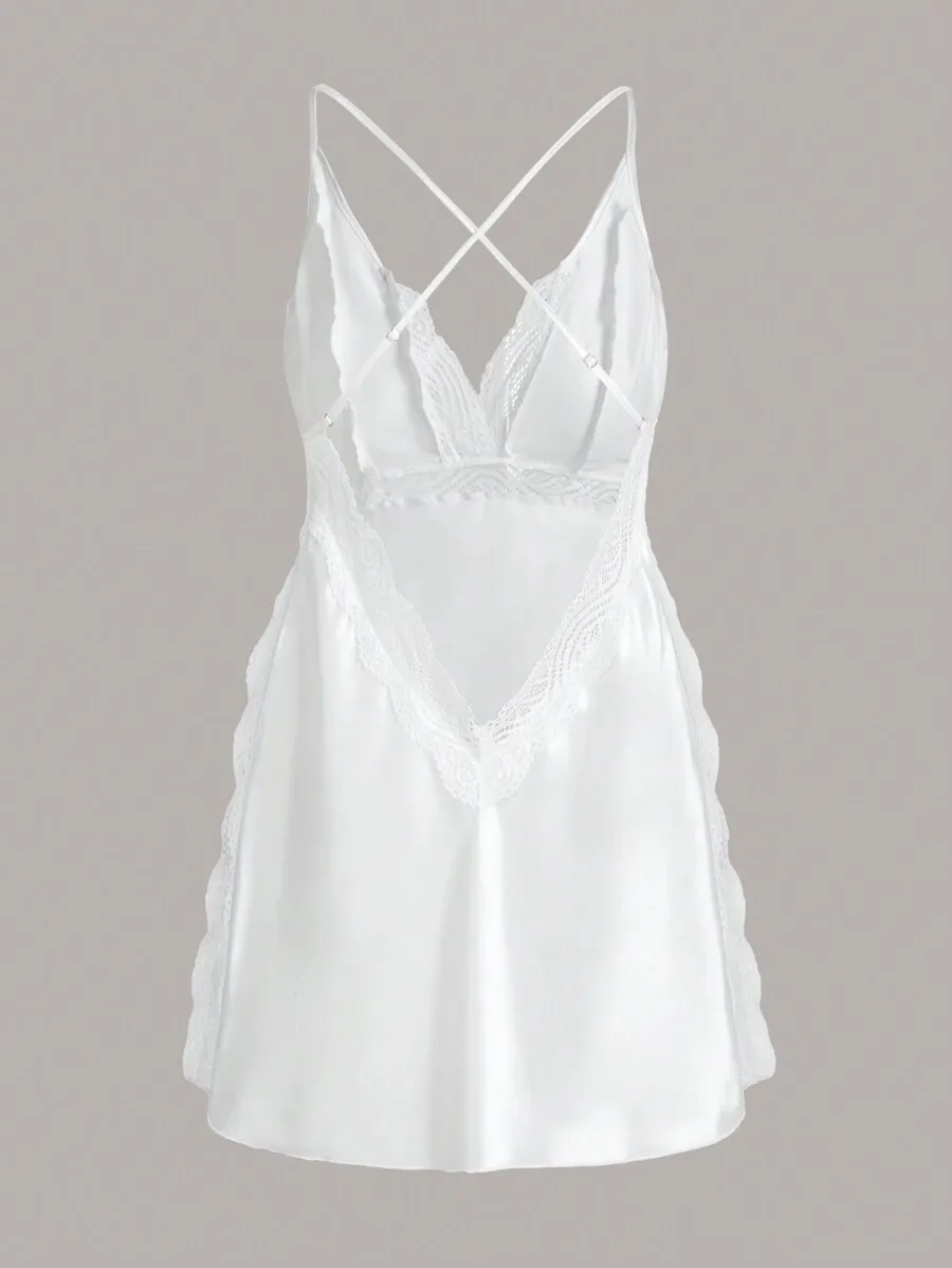 

Белая атласная ночная сорочка-бэбидолл с кружевной отделкой и тонкими бретелями, без спинки