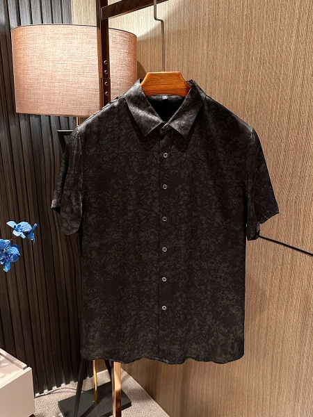

High-Quali Silk Mens ort-Sve irt Summer New Sle Faion Urban Casual Breathable Lightweight Soft Smooth Silk