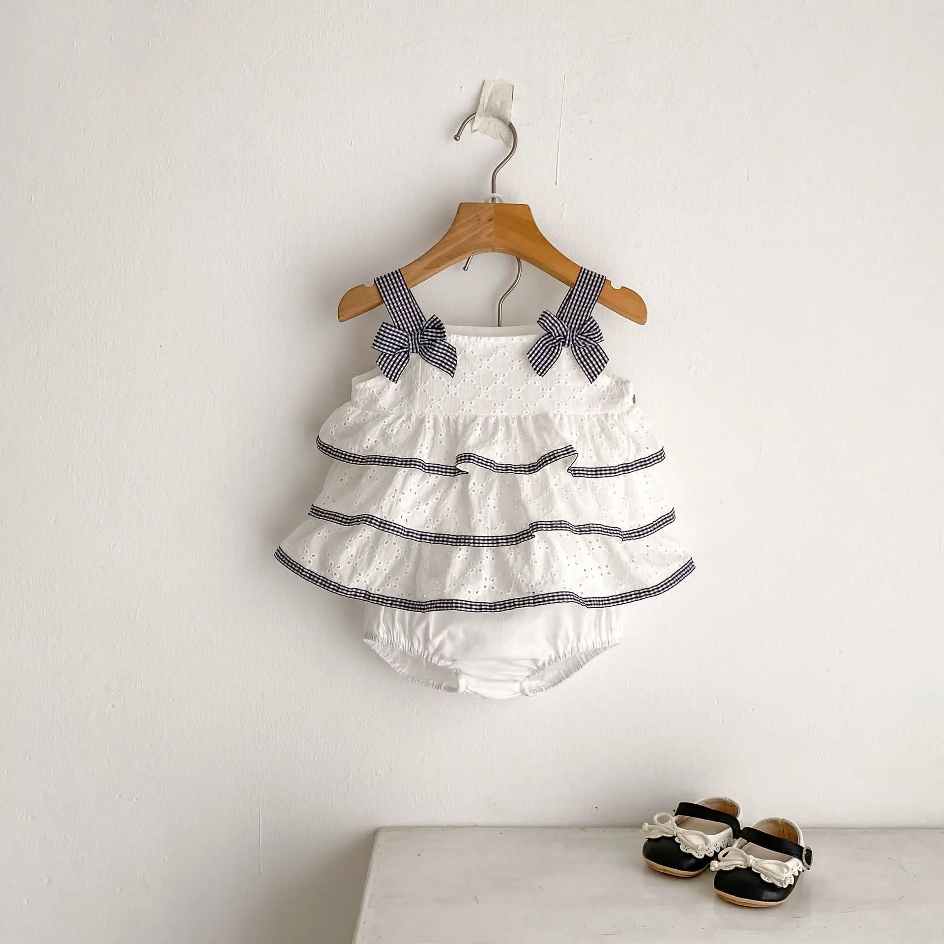 

2025 Summer New Baby Girls Sleeveless Clothes Set Infant Toddler Cute Bow Hollow Out Embroidery Tops + Shorts Girls 2pcs Suit