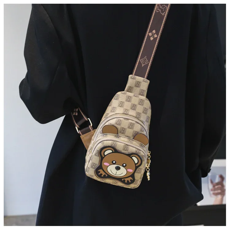 2024 New Trend Genuine Leather Fashion Trend Bear Cross Women\'s Casual Chest Bag Simple Commuter Shopping Crossbody Bag