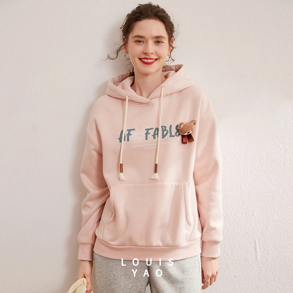 

Женская утепленная толстовка LOUISYAO с принтом и капюшоном, зима 2026, со съемной игрушкой-медведем, слегка эластичная, повседневный топ