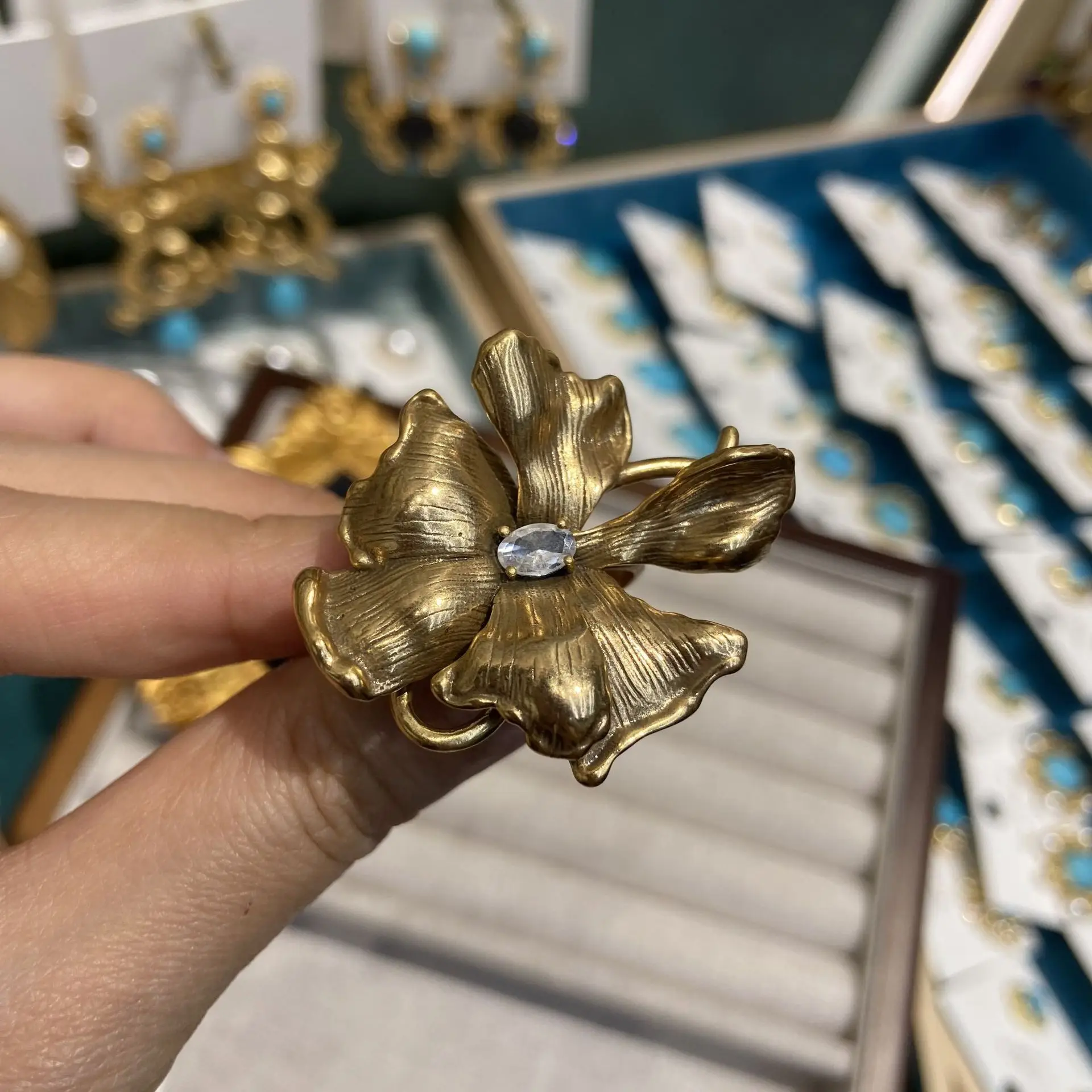 

Medieval Metal Gold Brushed Rose Flowers Open Rings for Women High Sense Retro Do Old with Zircon Exaggerate Ring Jewelry Gift