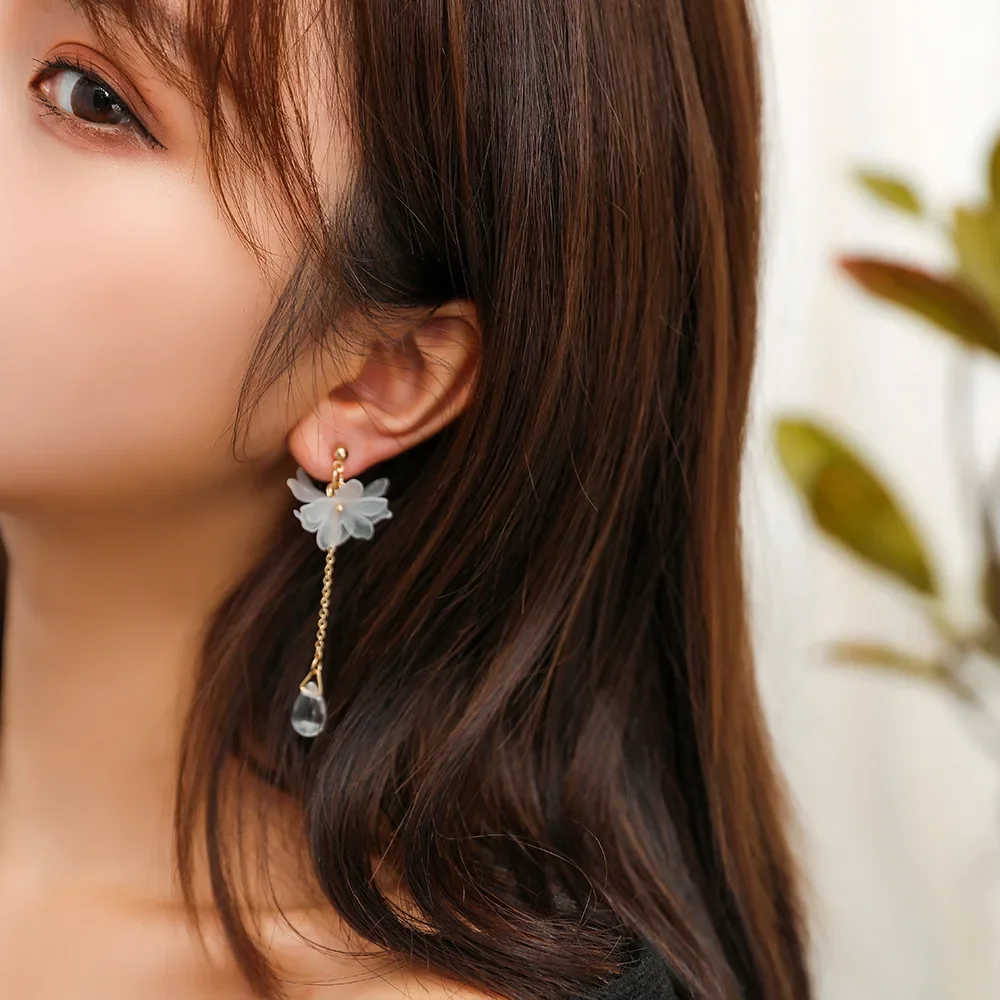 Translucent White Flower Hanging Earrings for Women Rhinestone Ball Middle Petals Sweet Korean New Beach Vacation Ear Decoration