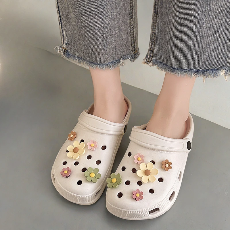 Best Selling Hole Shoes Charms Ready To Put on White Daisy Sunflower Combination Suit Shoe Buckle Girlish Shoes Accessories New