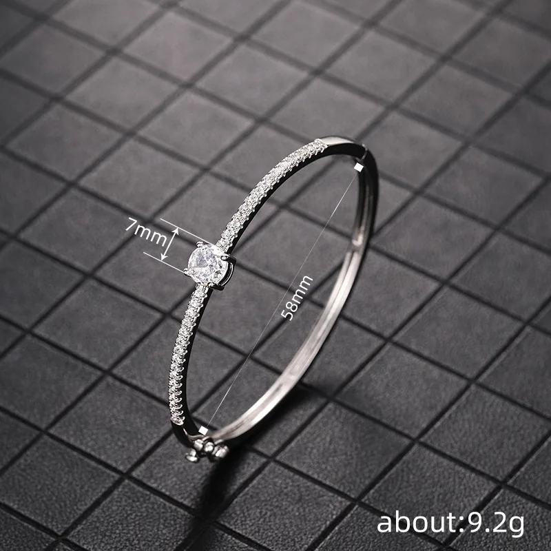 Huitan Fashionale Damen-Armreif mit Zirkonia, silberfarben/goldfarben, moderne Statement-Accessoires für Damen, trendiger Schmuck – Detail 8