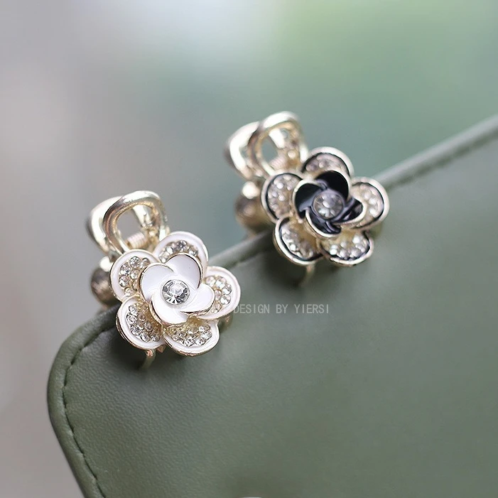 

Двусторонняя заколка-краб для волос с камелиями и стразами, 2,2 см, для пучков и причесок, элегантный шикарный аксессуар для волос