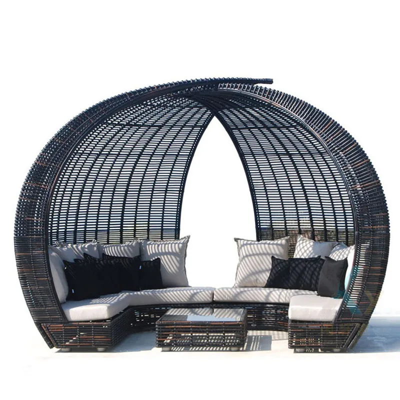 Outdoor B & B scenic courtyard creative large rattan bird's nest furniture outdoor garden clock in photo props