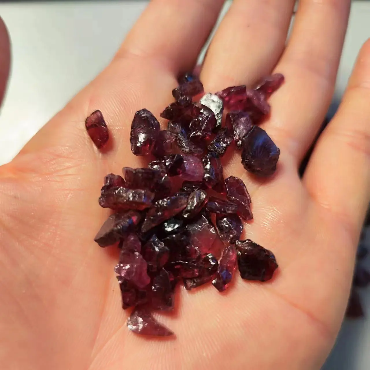 Natural Garnet Crushed Stone Raw Garnet Quartz Crystal Gravel Healing Energy Rough Mineral Specimen Collectables Home Decoration