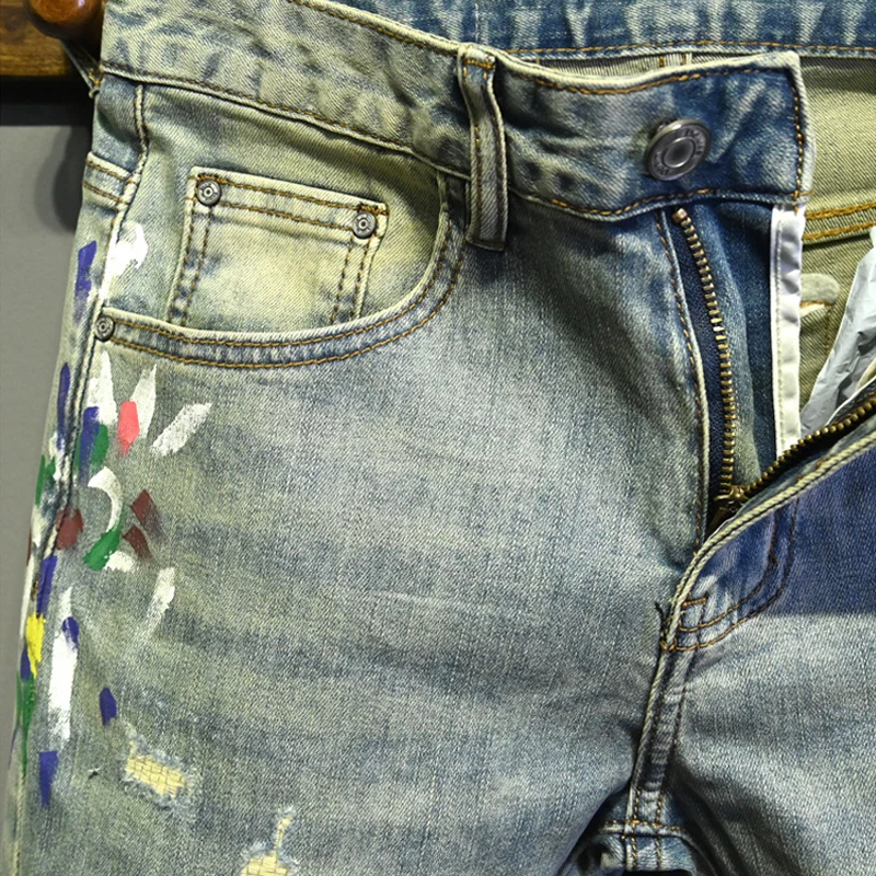 กางเกงยีนส์ผู้ชายสีฟ้าอ่อนรุ่นใหม่ทันสมัย ลายขีดข่วน ล้างน้ำ สไตล์ย้อนยุค ทรงสลิมฟิต ยืดได้ ดีไซน์เนอร์ยีนส์สไตล์เรโทร