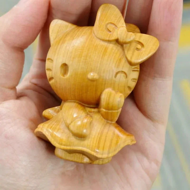 Sanrio Carving Lovely Red Cedar Hello Kitty Model na biurko Figurki Ręcznie robione ozdoby Dekoracje do sypialni Prezent urodzinowy dla dzieci