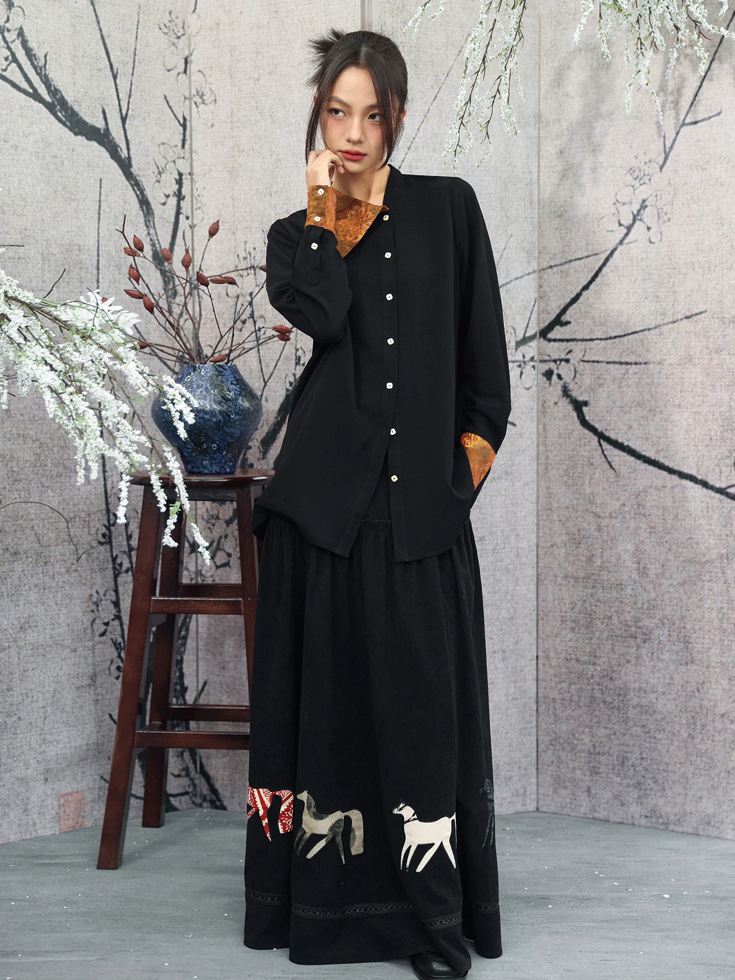 

Elegant Chinese Style Women's Shirt Gold Embroidery Button Slanting Lapel Long Sleeve Cotton Anti-Wrinkle Spring Fashion