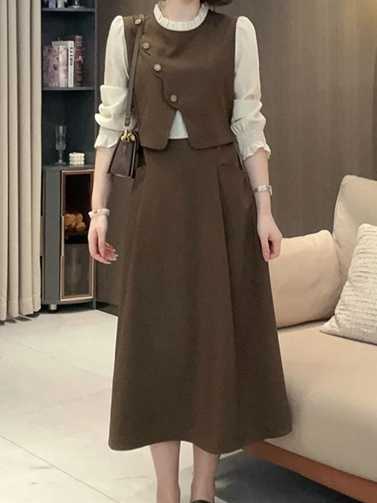 Fake two-piece dress female autumn new niche contrast stitching temperament cover belly slim western style long dress.