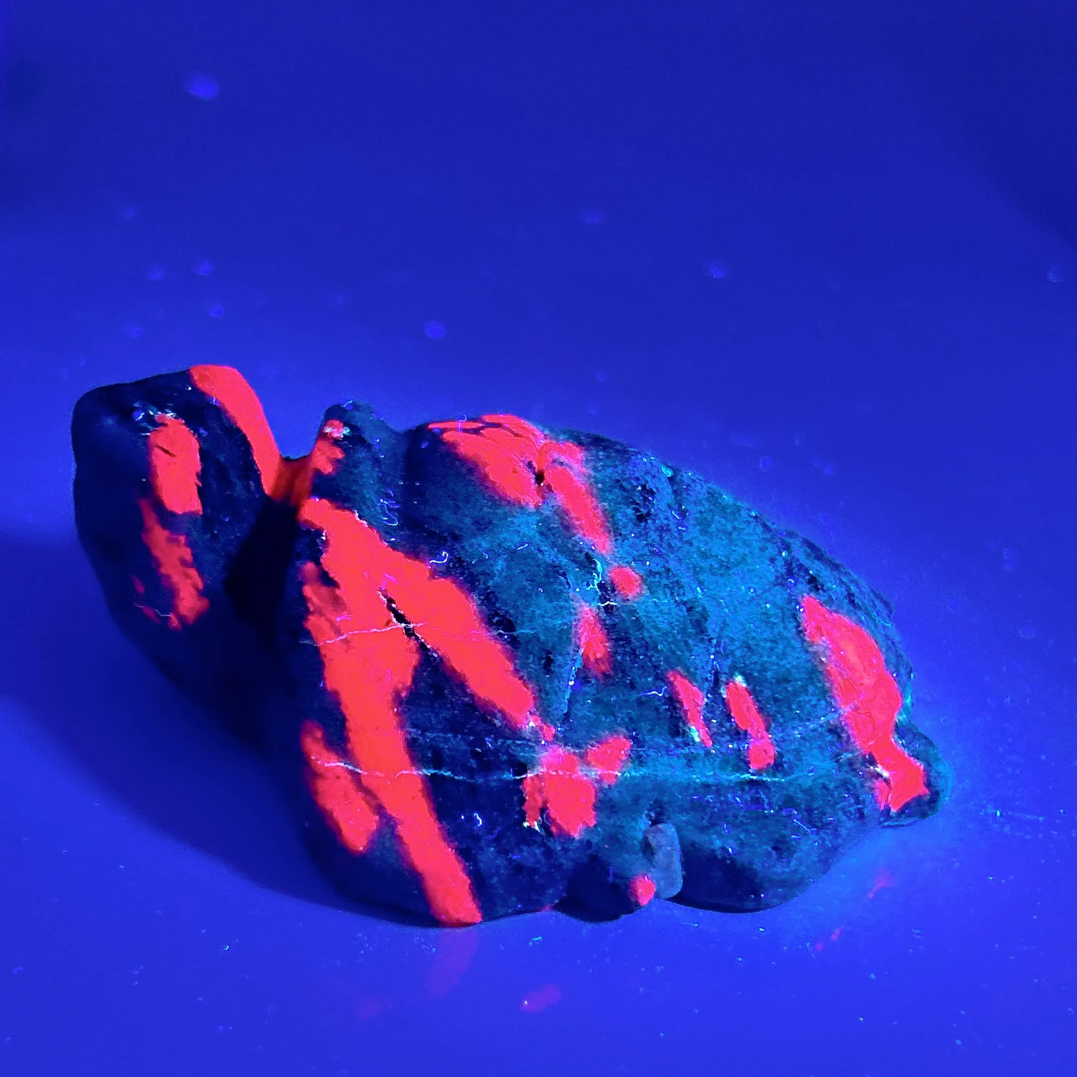 Natural Crystals Ruby Zoisite Tortoise Hand Carving UV Light Fluorescence Effect Gemstones Home Decorations Mineral Energy Gift - Image 2