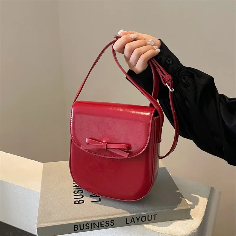 

High-Grade Sense Red Crossbody Bag for Women Classic PU Leather Flap Hasp Design Lady Shoulder Bag Simple Mini Phone Pack