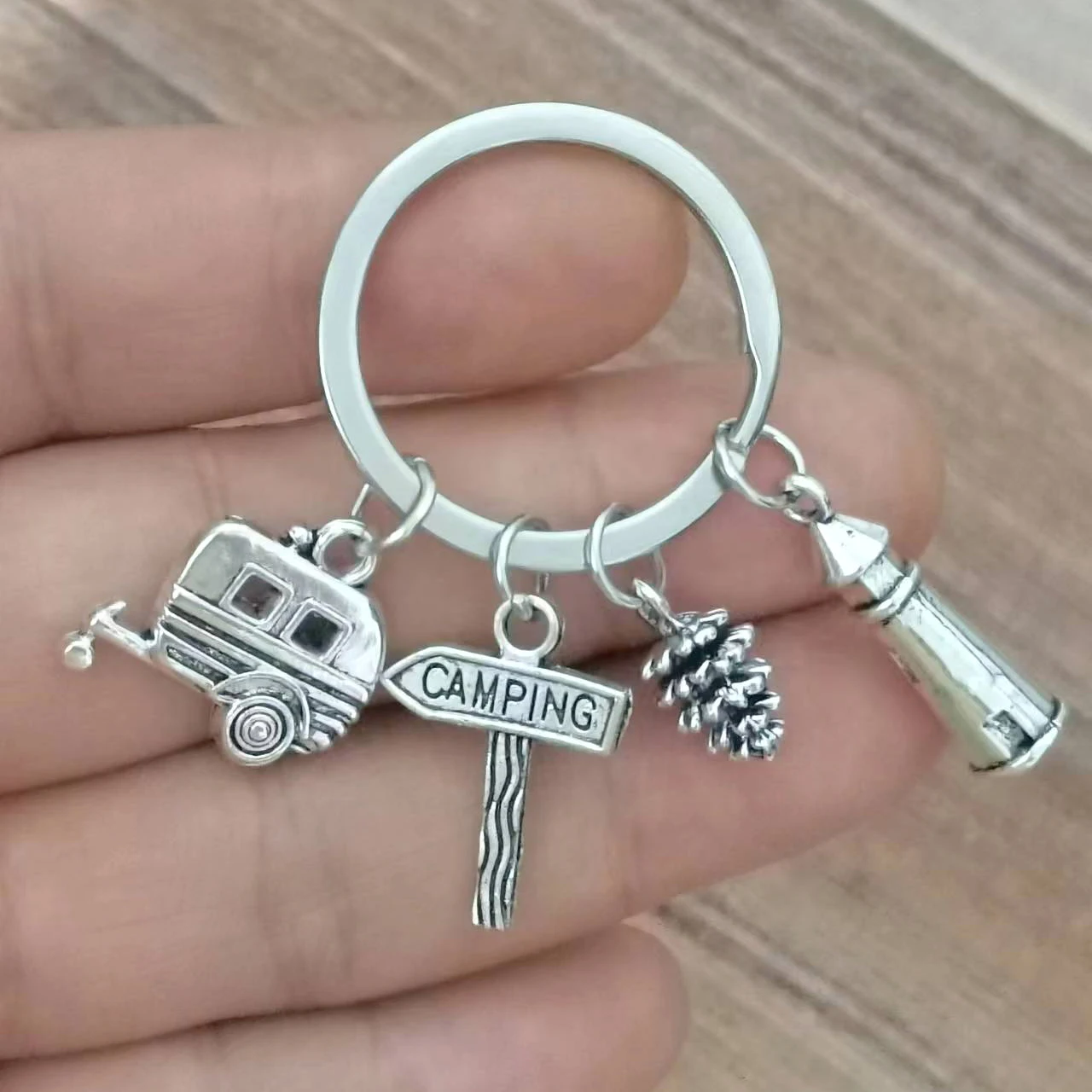 Дорожные-знаки-к-выпускному-сезону-туризм-автокемпинг-туризм-на-сосновых-башнях-брелок