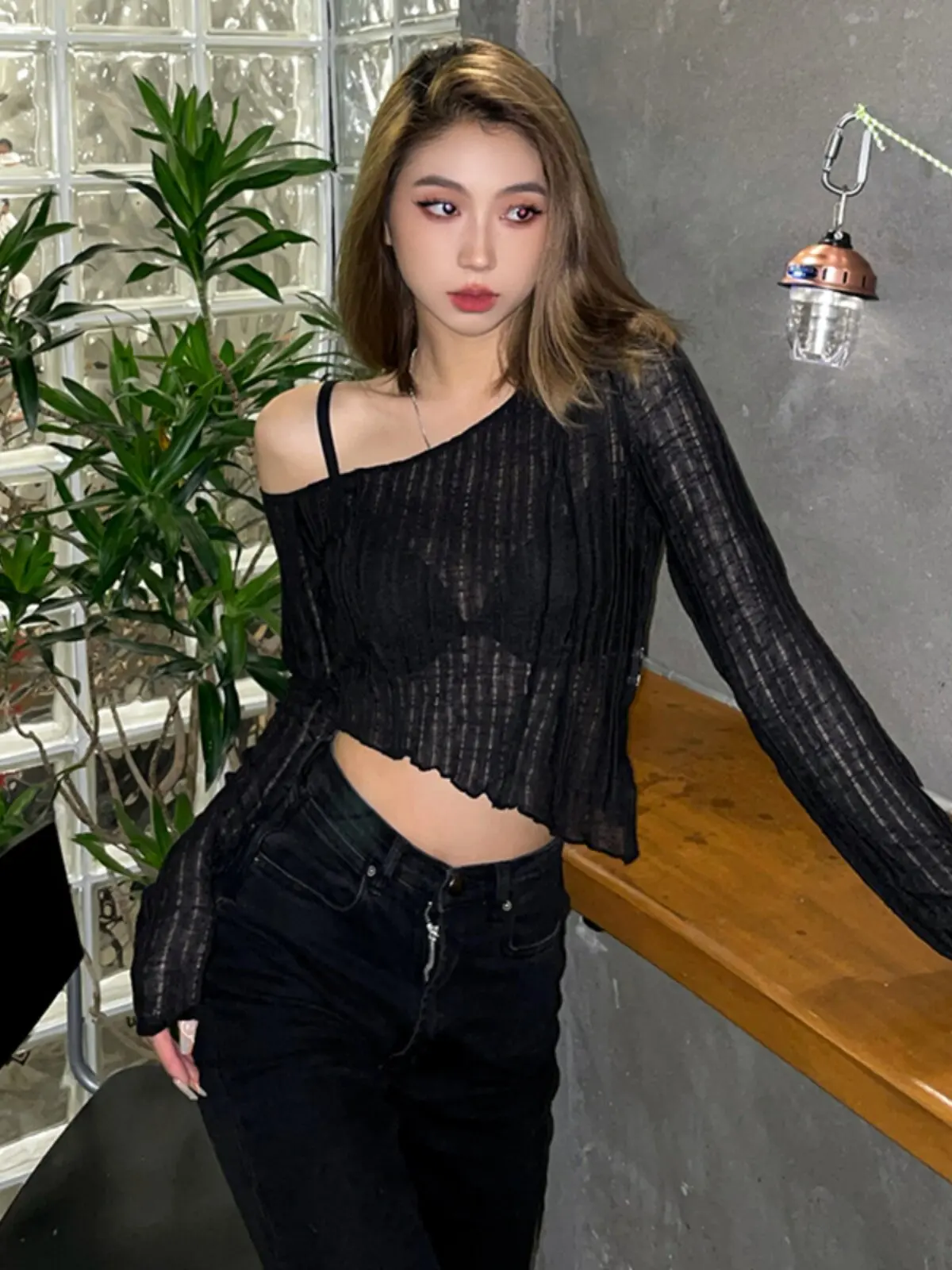 Women Black Gothic Emo T-Shirt Y2K Gyaru Long Sleeve Off Shoulder Cropped T-Shirt Korean style Vintage Tee Top for Women Autumn