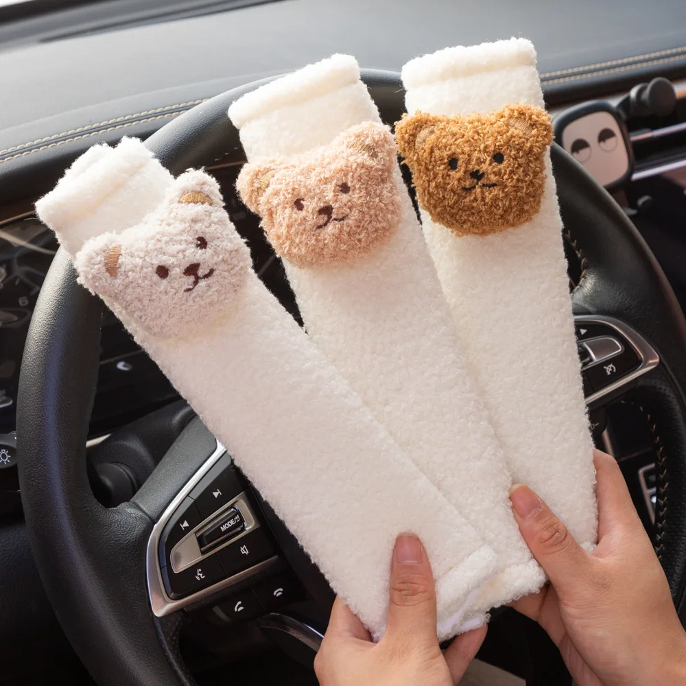

Милый мультяшный мишка-протектор для ремня безопасности автомобиля, наплечная накладка из овечьей шерсти, плюшевая, мягкая, предотвращающая натирание, удобная, универсальная, для интерьера автомобиля