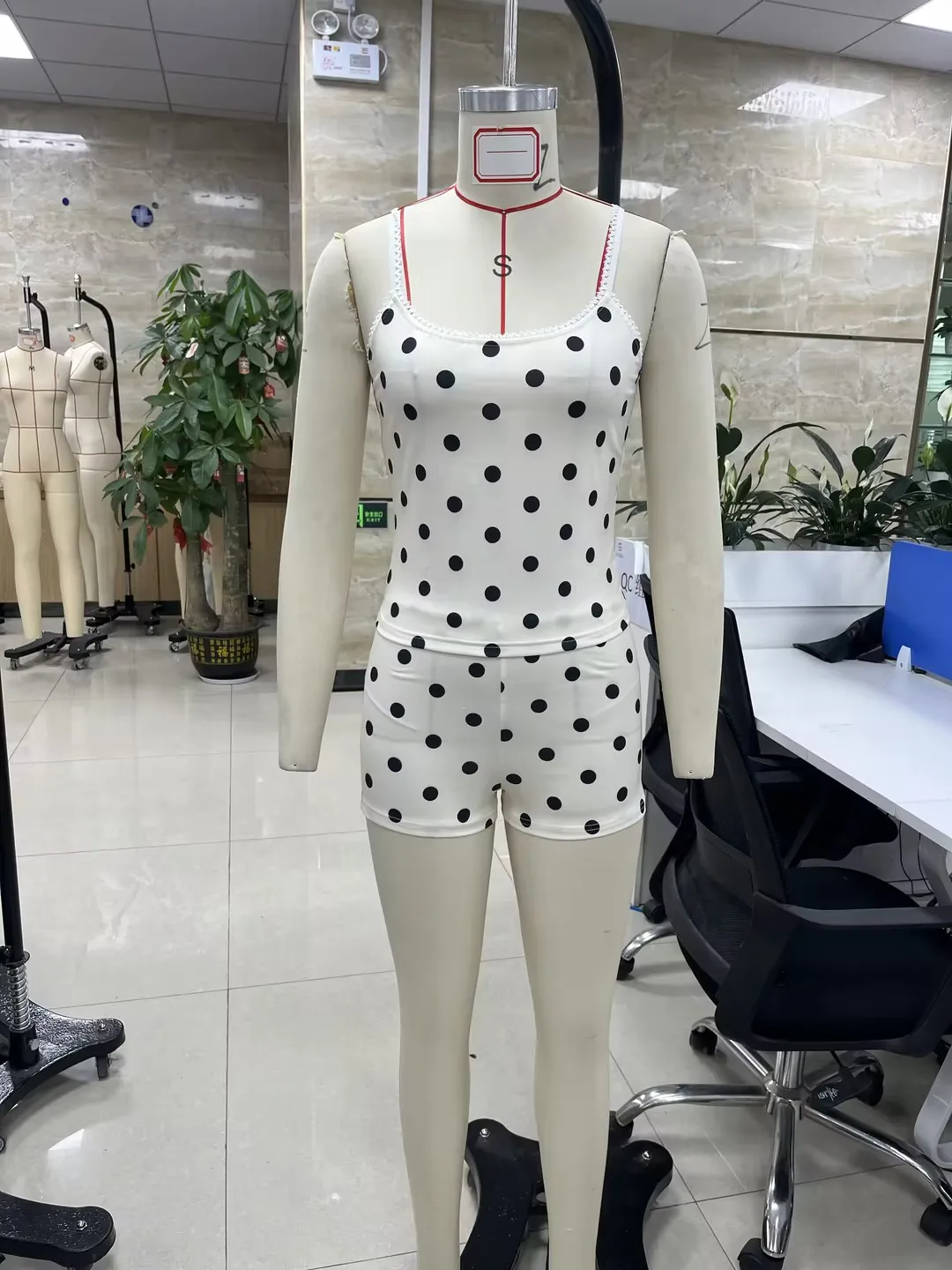 

Женский комплект из 2 предметов с шортами в клетку/в горошек, укороченный топ на тонких бретельках, мини-шорты с низкой посадкой, повседневный летний наряд