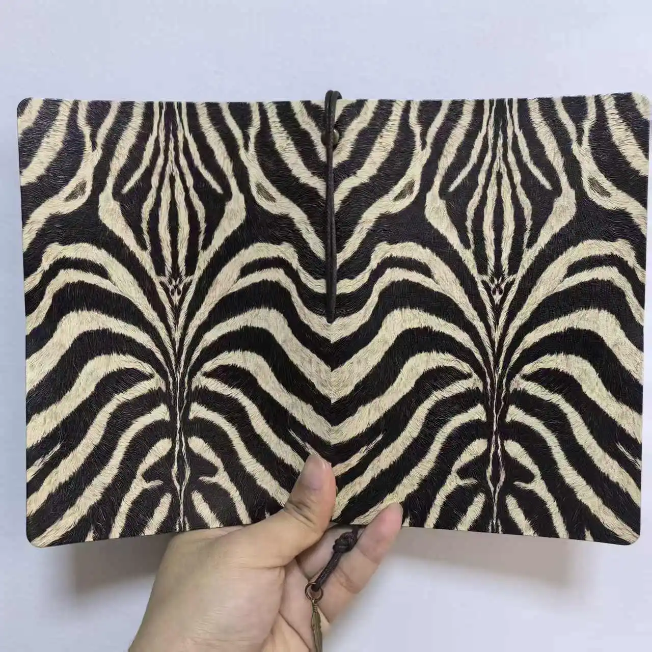 Vintage Zebra-Streifen PU-Leder Notizbuch, Nachfüllbares Reise-Notizbuch mit Feder-Charm, Safari-Stil Tagebuch Geschenk für Tierliebhaber – Detail 1
