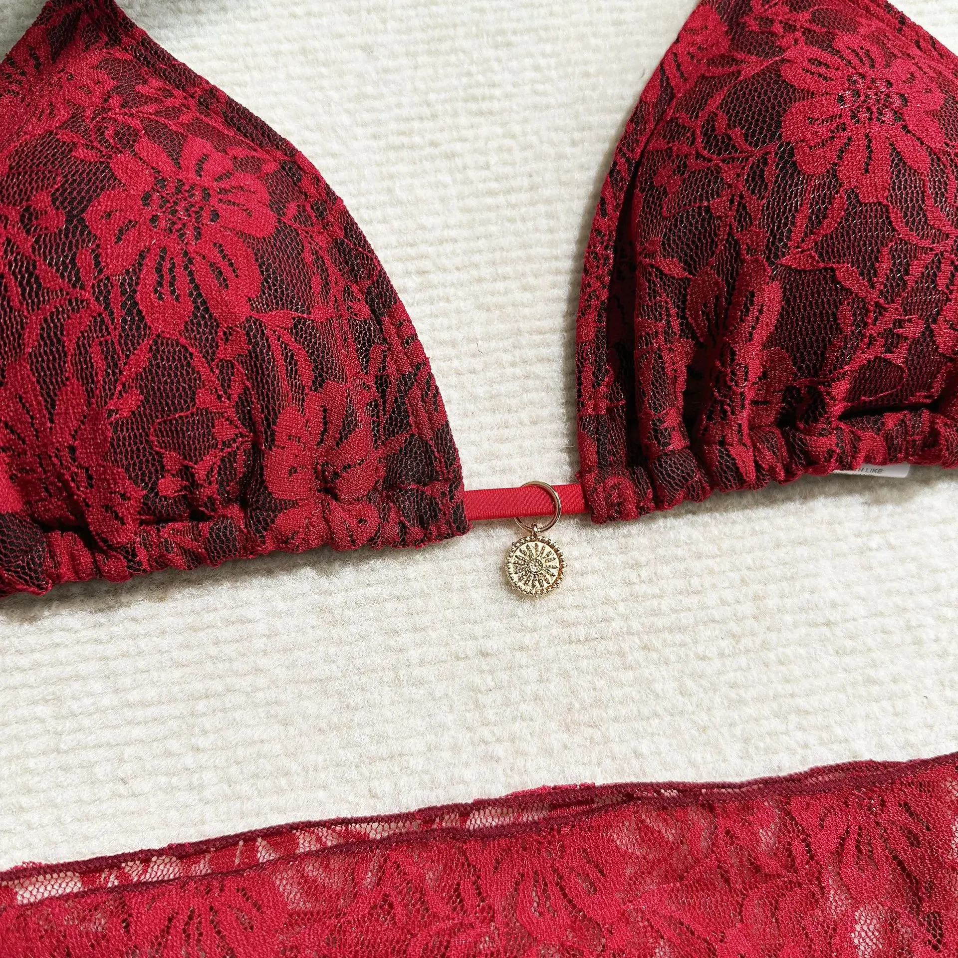 Sexy encaje Micro Mini String Halter Bikinis conjuntos 3 piezas con falda cubierta negro y rojo 2 colores traje de baño traje de baño