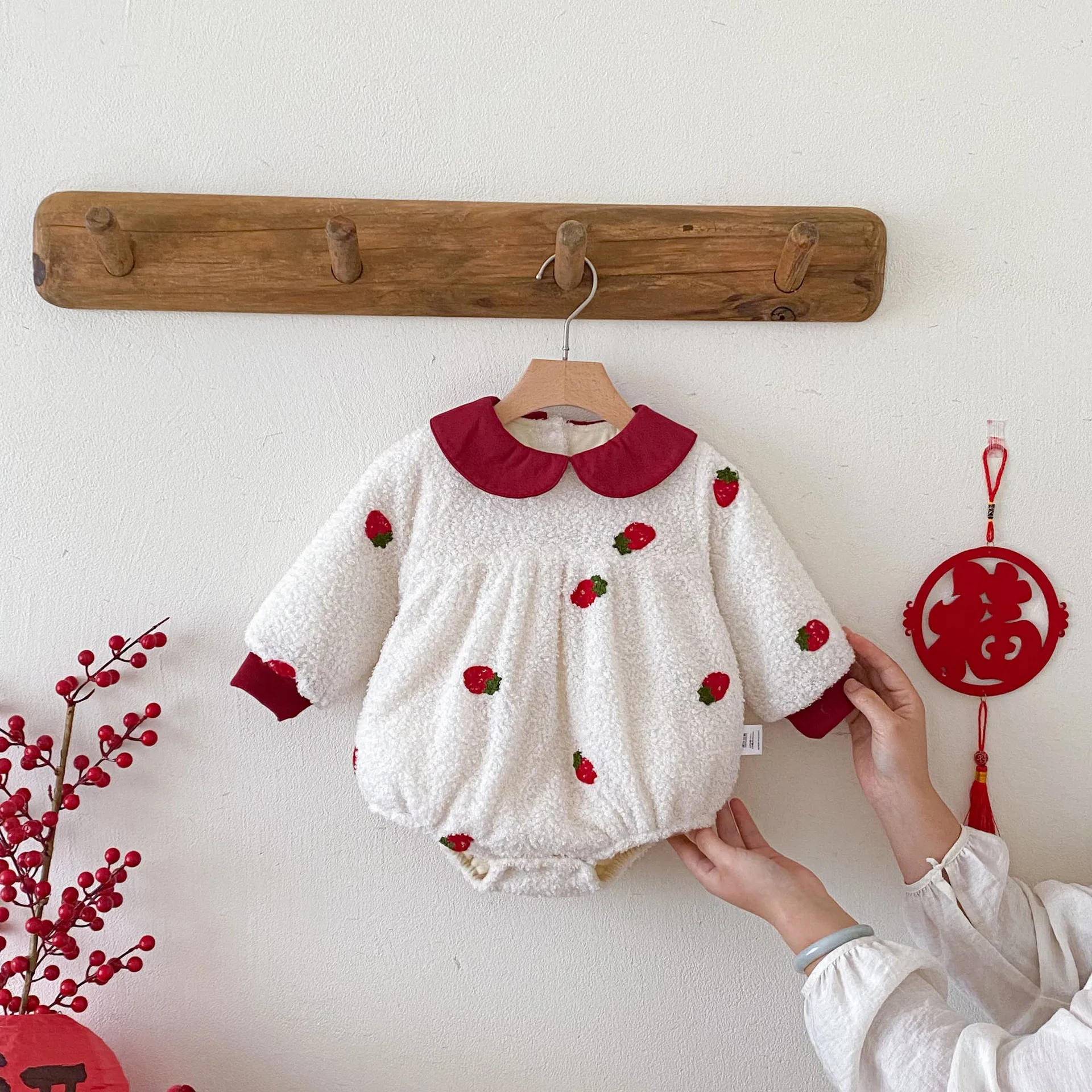 Baby Clothes 2025 Winter New Strawberry Print Baby Girl's One Piece Clothes Super Cute Plus Velvet Bodysuit