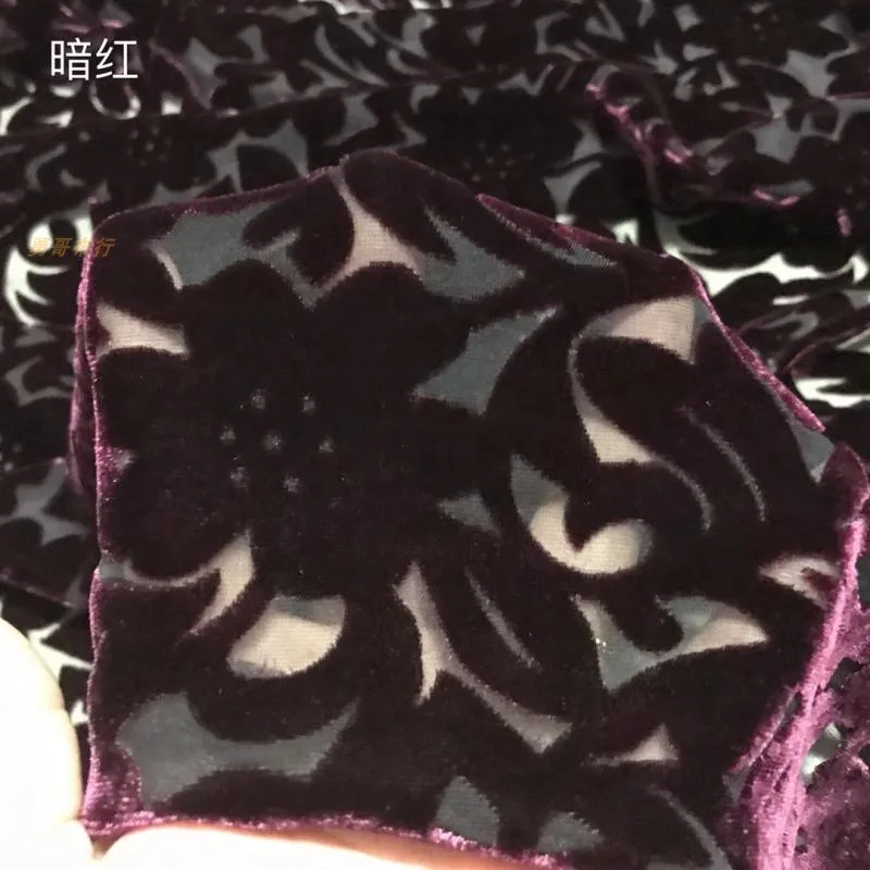 Abito morbido leggermente trasparente in cotone con fondo in tessuto di velluto inciso in seta verde scuro Cheongsam formale