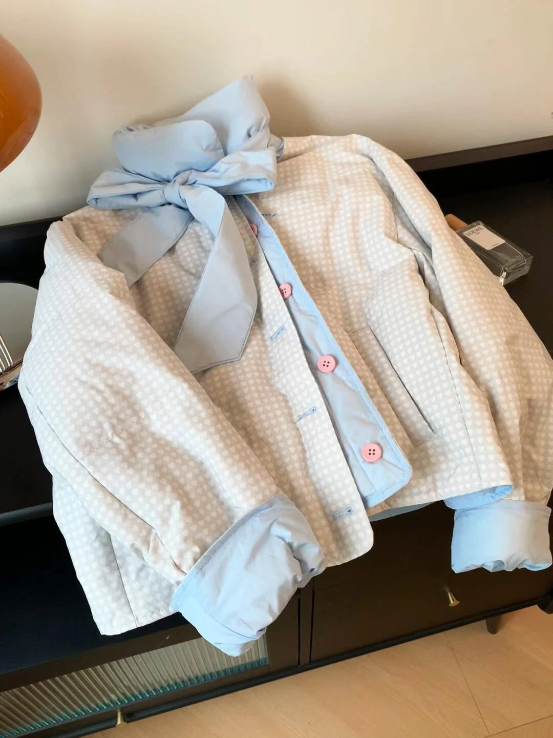 

Женская зимняя модная утепленная куртка из хлопка с бантом, воротником-стойкой и цветовыми блоками