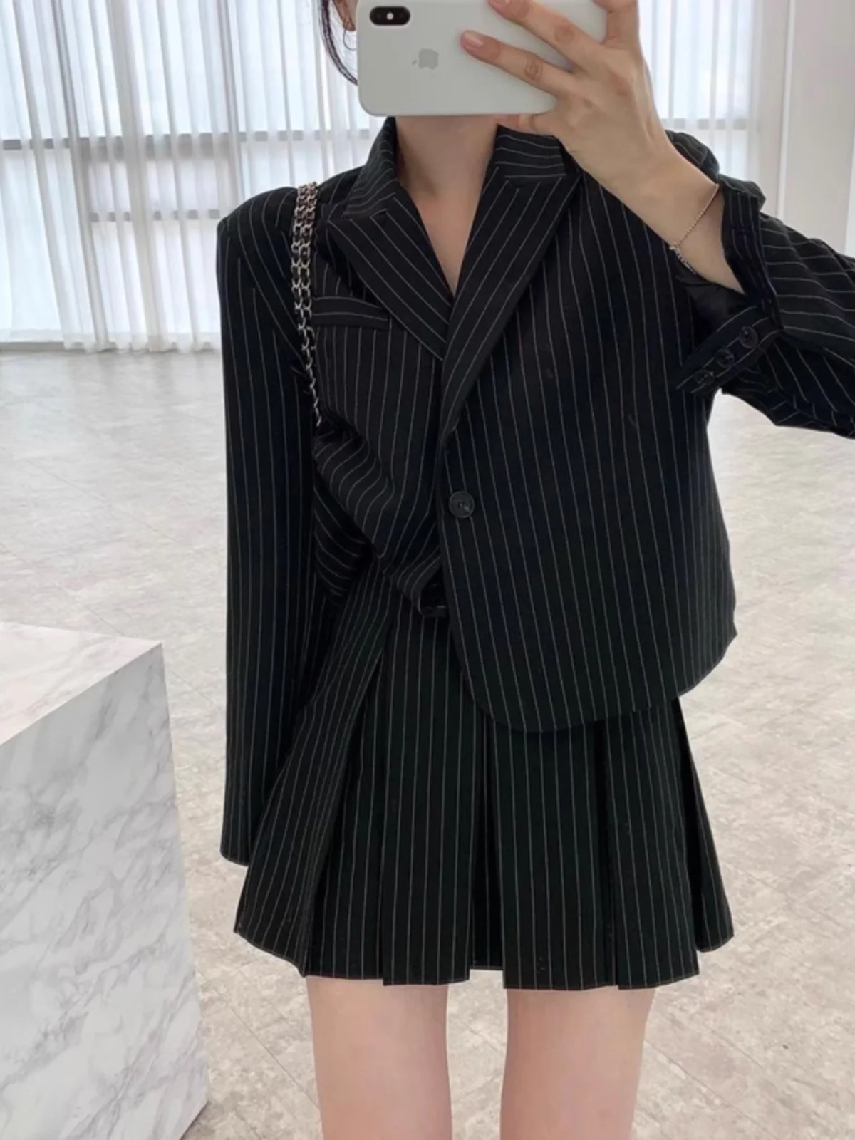 

Женский костюм в полоску с двумя пуговицами в стиле ретро, топ с высокой талией, плиссированная юбка, комплект Faion, осень 2023, женский премиум-класса Faion