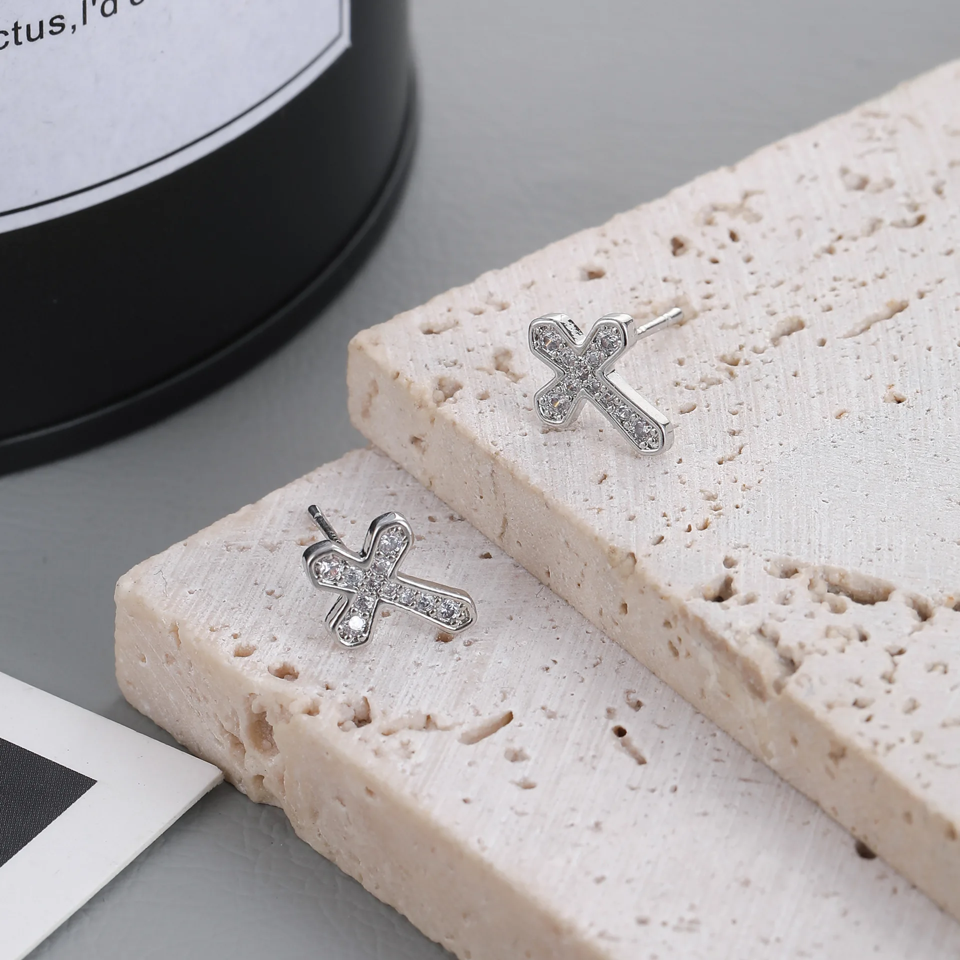 925 Silver Needle Rhinestone Cross Stud Earrings for Women Men New Design Sense Cross Without Ear Hole Ear Clip Party Jewelry