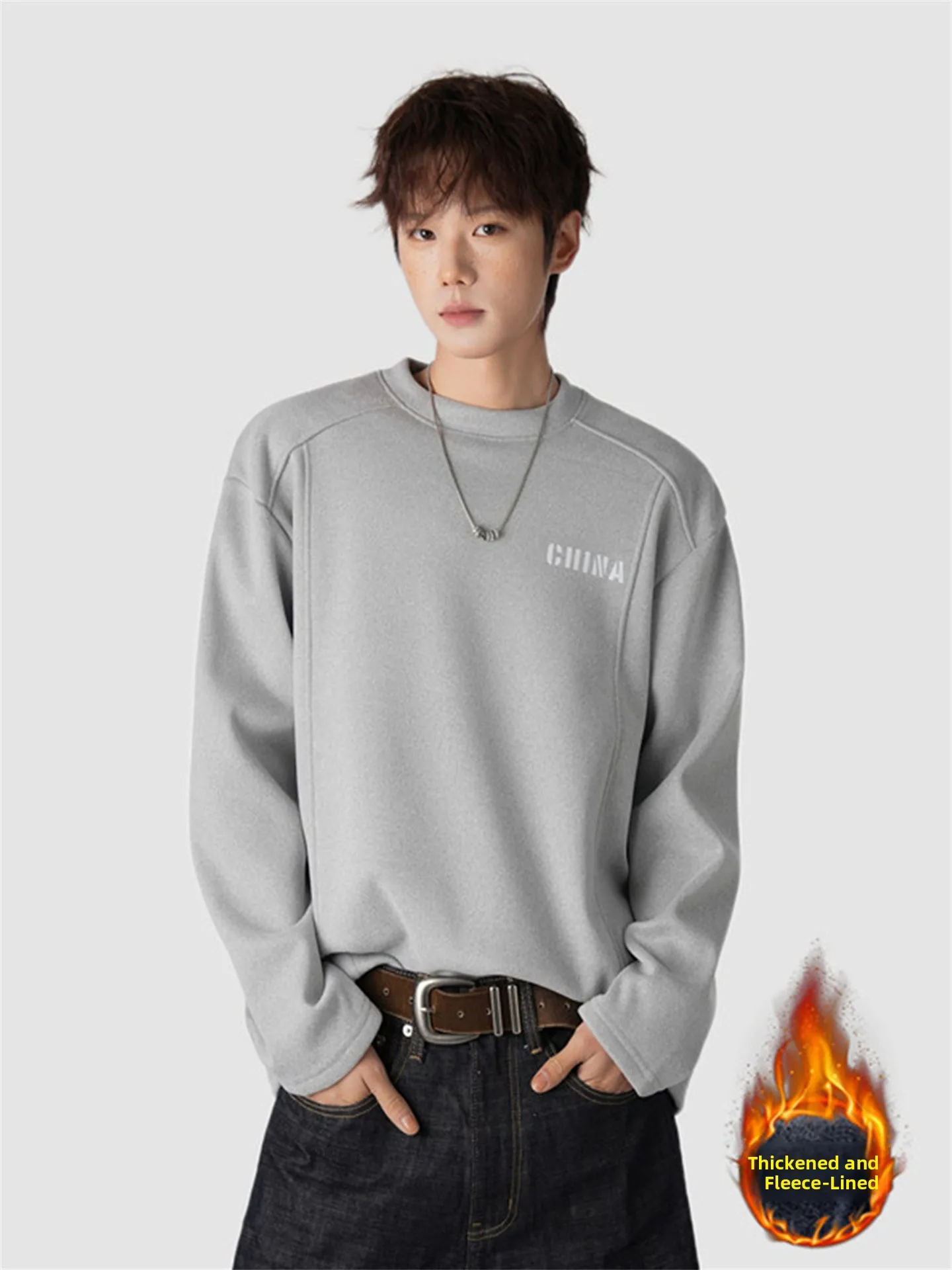 

Мужское худи из плотной ткани с флисовой подкладкой, белое, в американском стиле, с маленьким воротником, деконструированным пэчворком и удлиненными плечами.