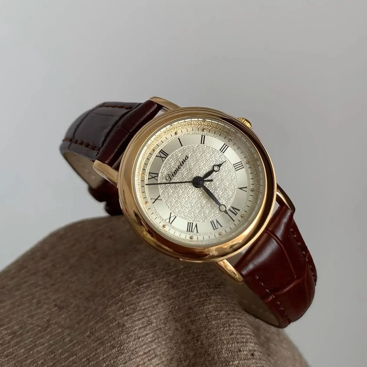 

Korean Style Retro Small Brown Round Dial Women'S Watch, Simple And Elegant Leather Strap Quartz Watch, Unique Gift For Women.