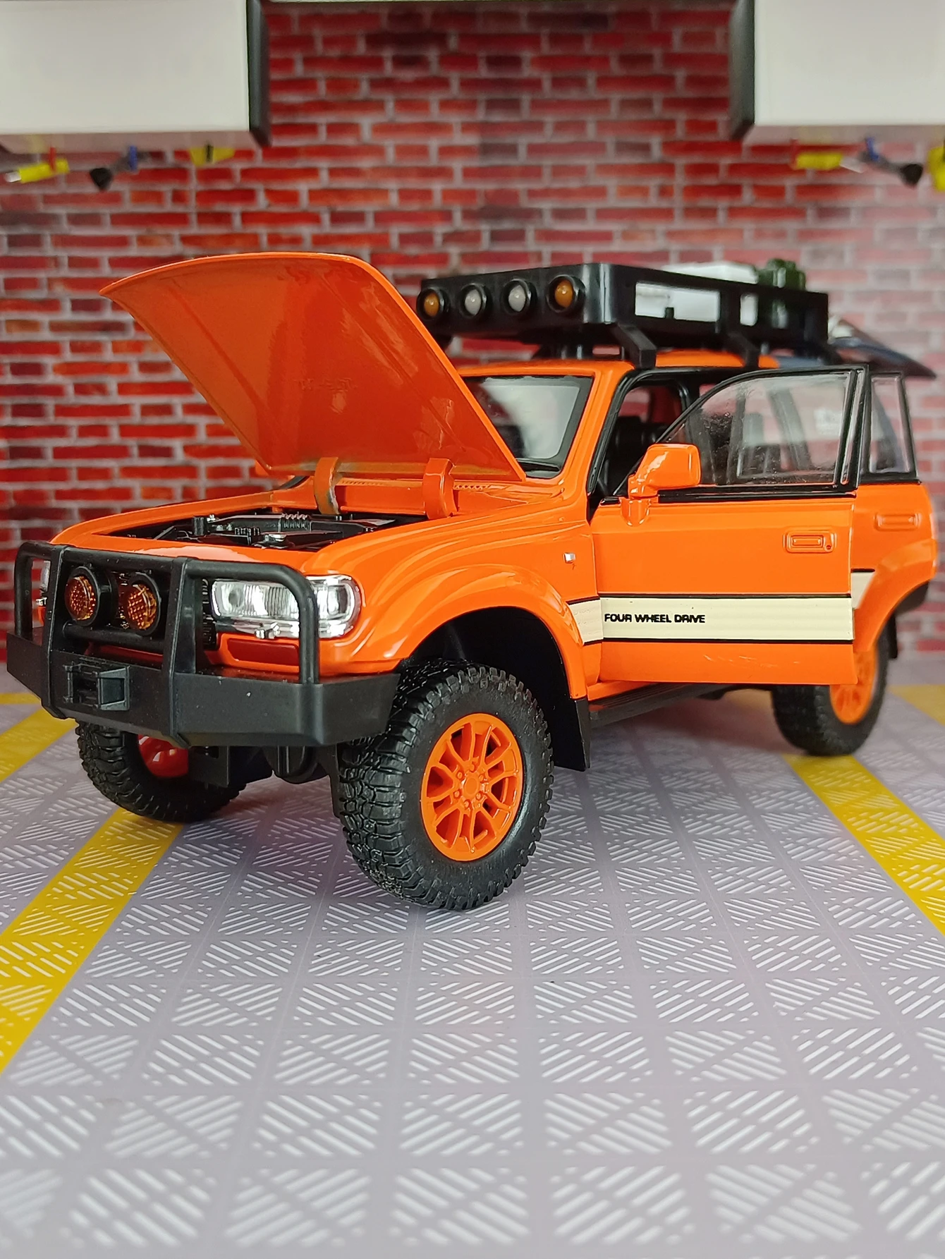 Modelo de vehículo todoterreno de aleación Toyota Land Cruiser LC80 1:24, colección de accesorios de coche, puertas y capó de motor, el maletero se puede abrir