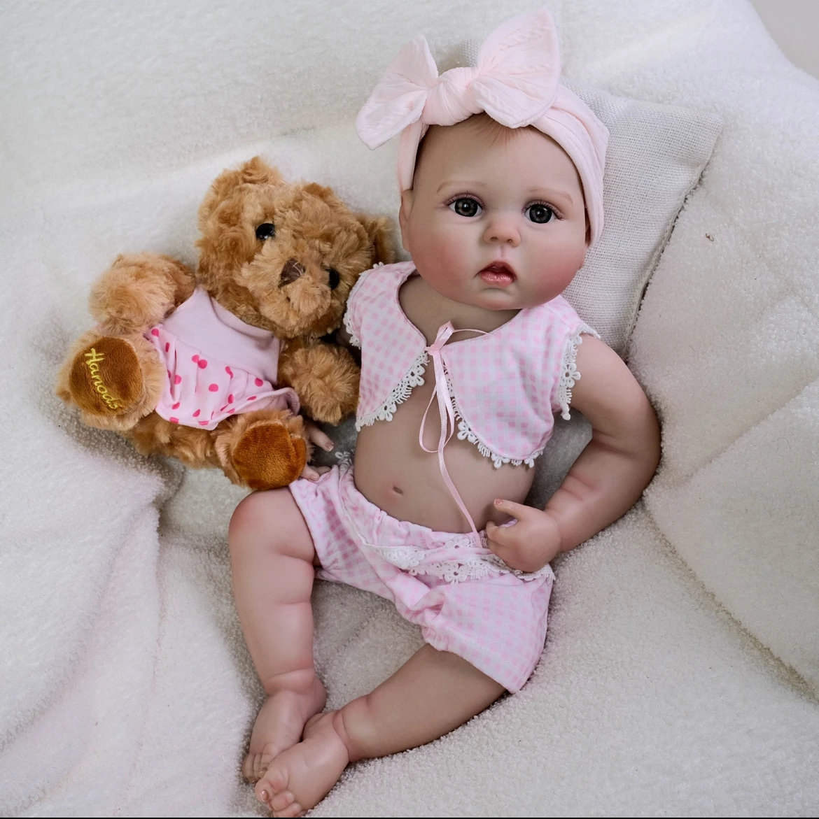 22インチのルーシー、リアルな幼児のリボーンドール - 関節ヒートテクノロジーを採用した可動式の腕、手描きのベビーファットフォールド、女の子へのギフト