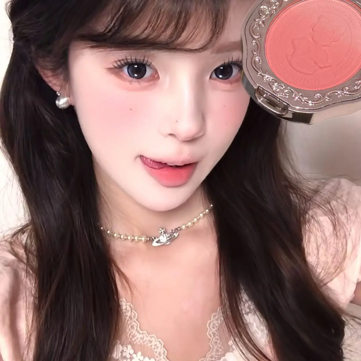 Girlish Embossed Gradient Blush Soft Flowy Color Buildable Pigment Create Romantic Vibe Daily Cheek Makeup