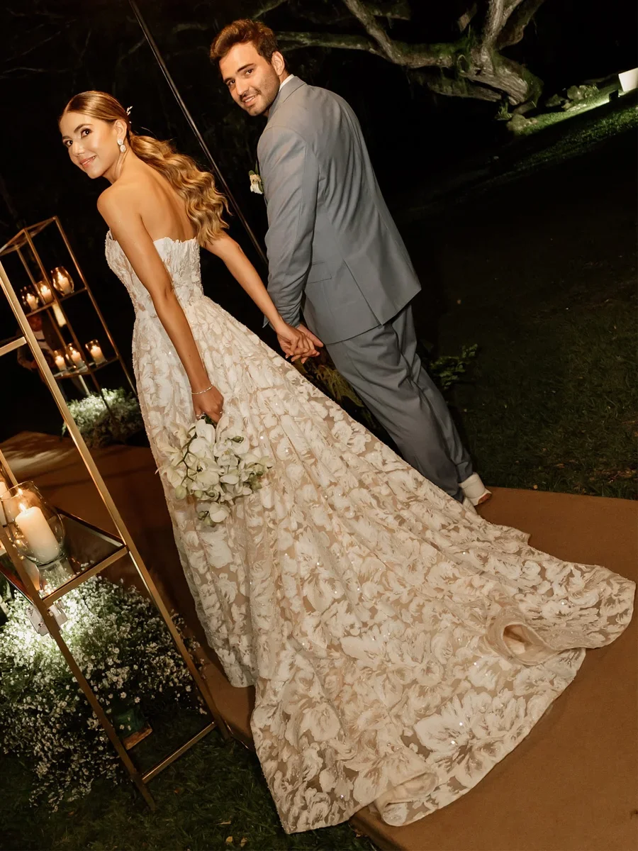 High-end Customzied Strapless Wedding Dress Featuring Stunning Lace Appliques and Floral A-Line Silhouette Bridal Dress