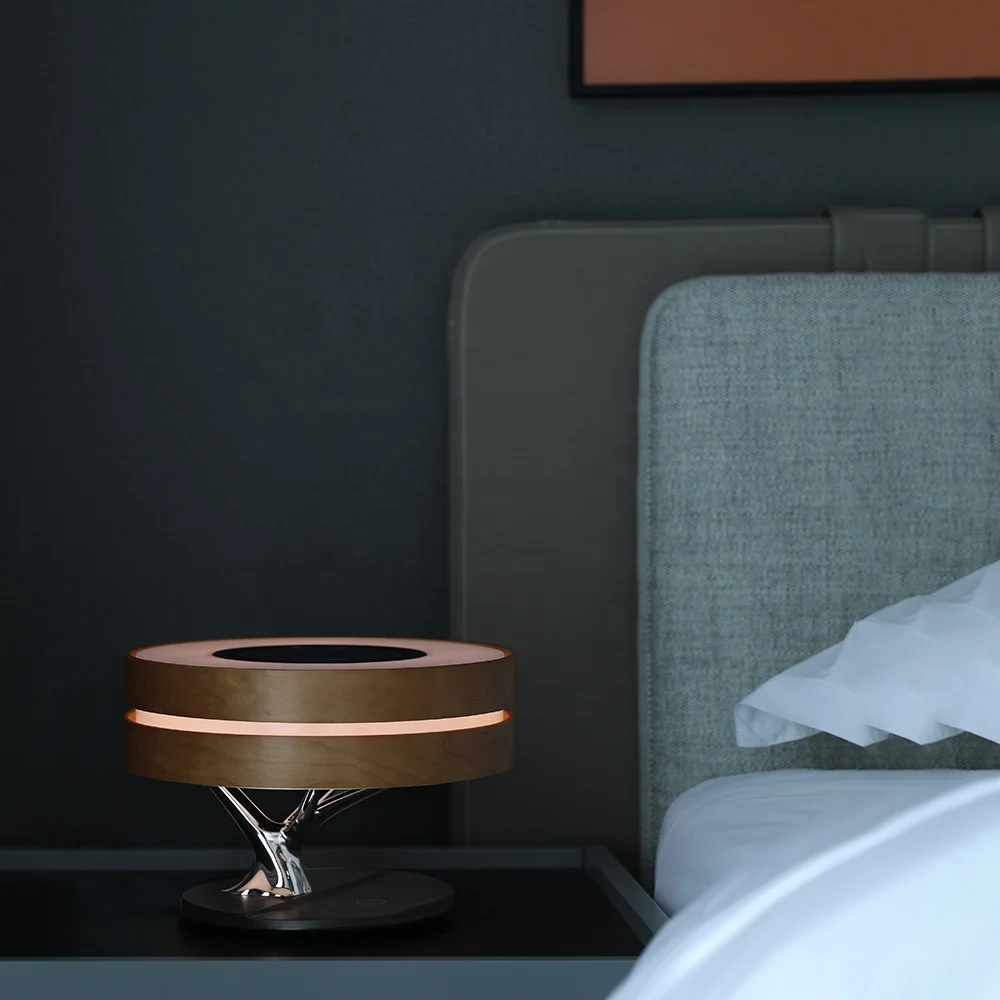 تصميم جديد مصباح طاولة شاحن لاسلكي مع منبه TWS مكبر صوت خافت مصباح طاولة بجانب السرير مع شاحن لاسلكي