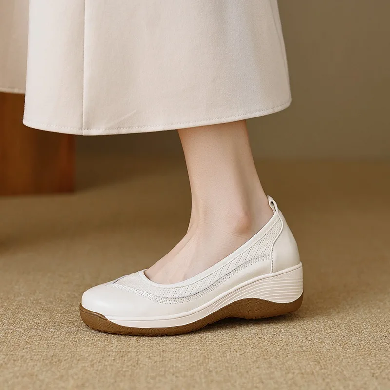 Retro Thick Sole Height Increasing Shoes Female 5.5CM Leather Round Toe Single Shoe with Cushioned Sole & Stable Low-Heel Design