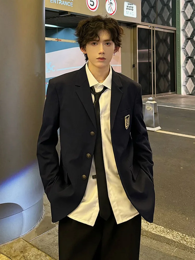 

Мужской повседневный костюм-тройка синего цвета в японском стиле: пиджак с подплечниками, брюки и жилет, из полиэстера, с длинными рукавами и отложным воротником.